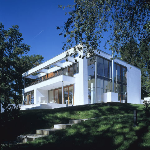 Modern Villas: Abeggstraße, Wiesbaden - Weißer Kubus am Hang