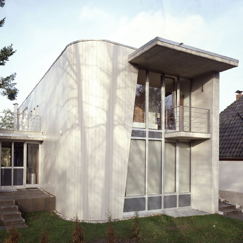 Modern Villas: Brabandkanal, Hamburg - Einfamilienwohnhaus aus Holz und Sichtmauerwerk