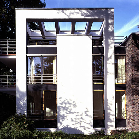 Moderne Villen: Albertiweg, Hamburg - Mehrfamilienhaus, kantig und weiß