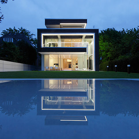 Modern Villas: dibelius-architekten-licht_1.jpg